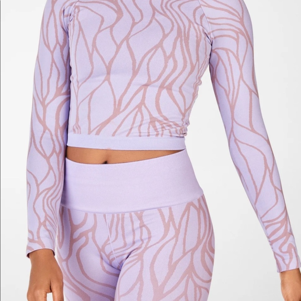 Gym workout Fabletics set. Beautiful Top and leggings quality. originally $100 - Picture 2 of 5